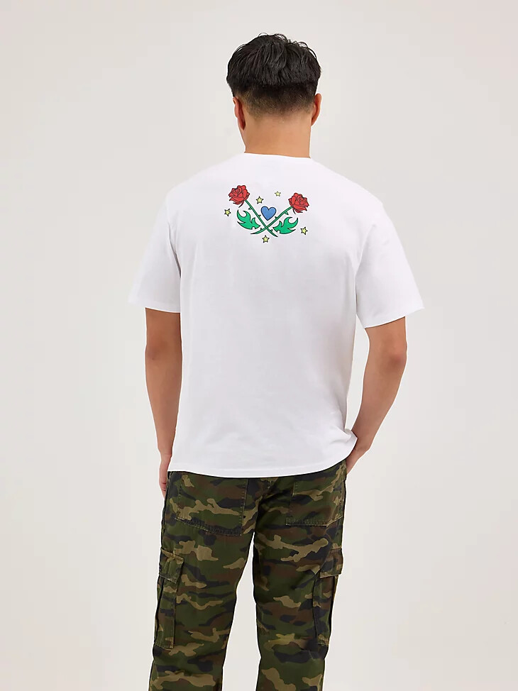 camiseta blanca con escudo de rosas de wrangler x happy socks