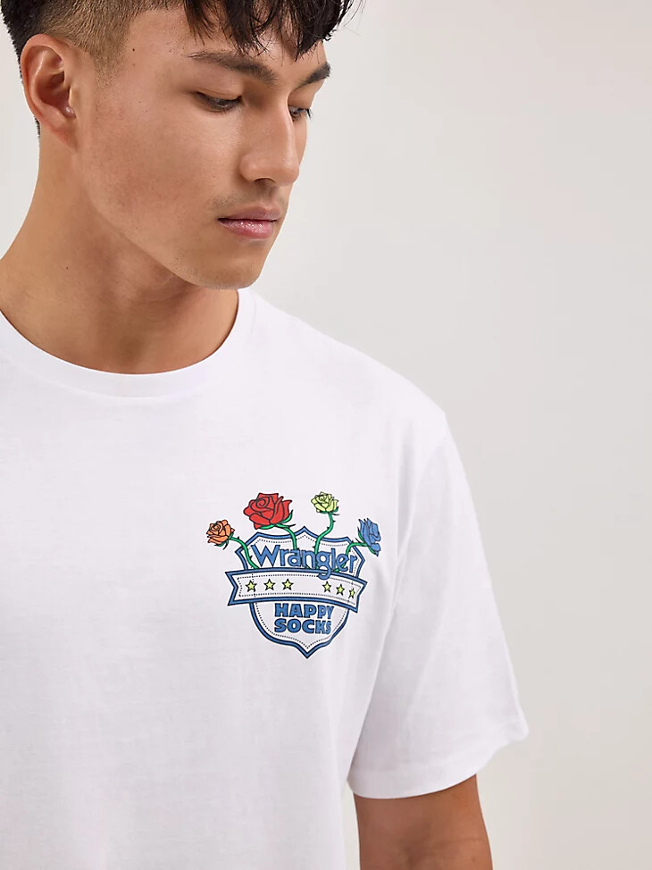 camiseta blanca con escudo de rosas de wrangler x happy socks