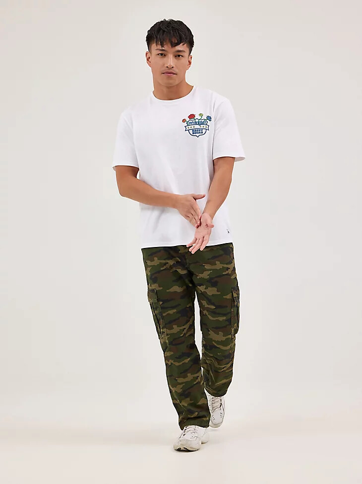 camiseta blanca con escudo de rosas de wrangler x happy socks