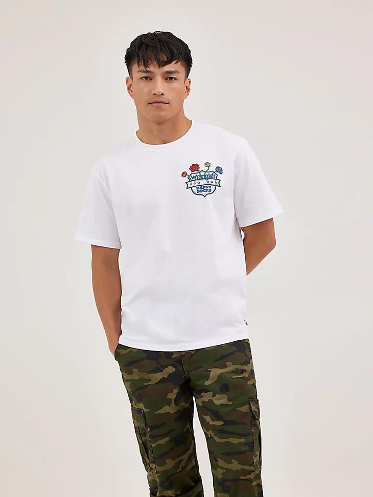 camiseta blanca con escudo de rosas de wrangler x happy socks