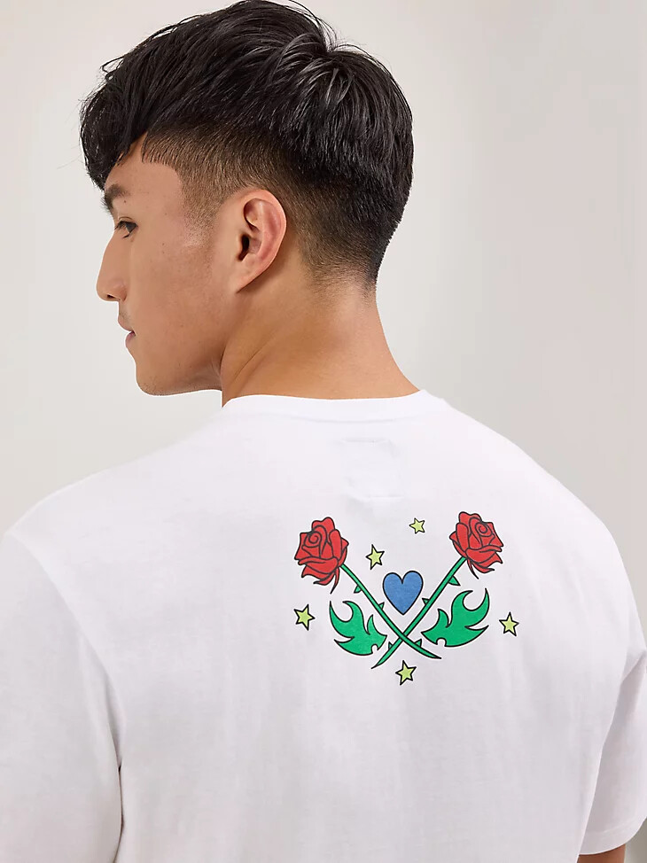 camiseta blanca con escudo de rosas de wrangler x happy socks