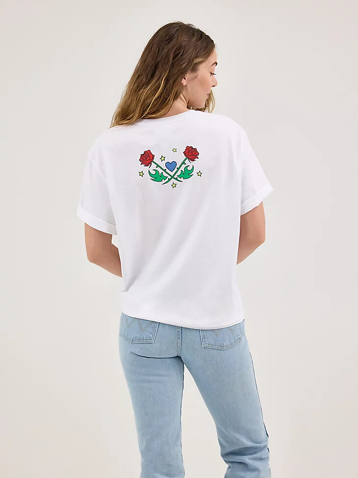 camiseta blanca con escudo de rosas de wrangler x happy socks