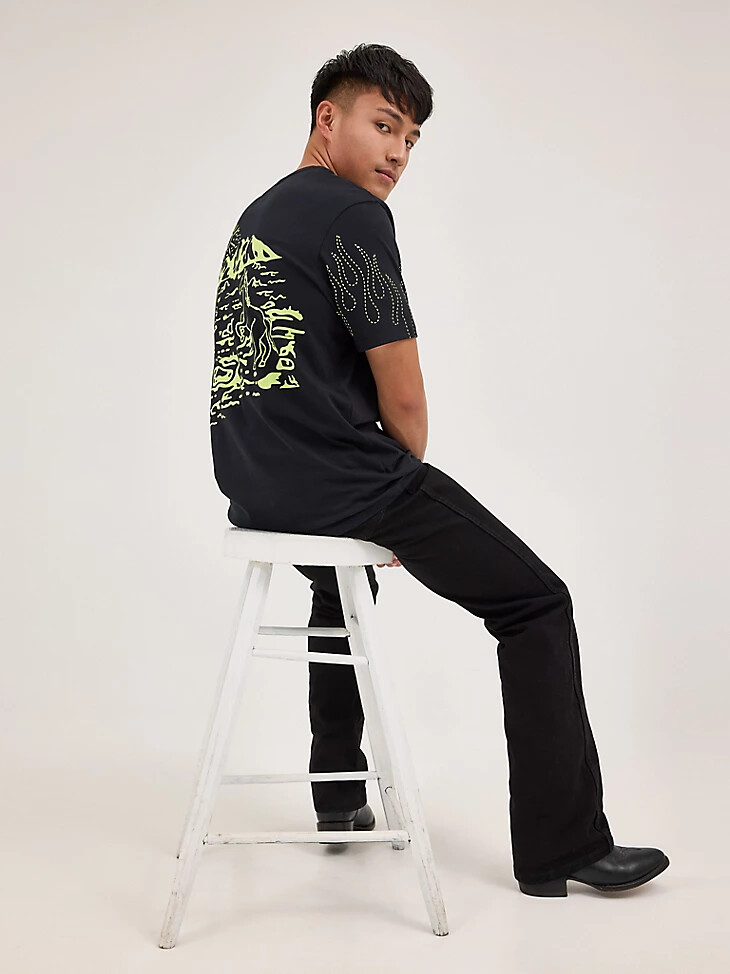 camiseta negra the bronc de wrangler x happy socks