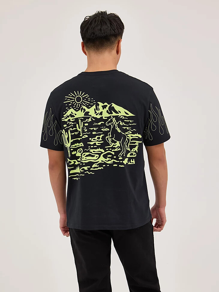 camiseta negra the bronc de wrangler x happy socks