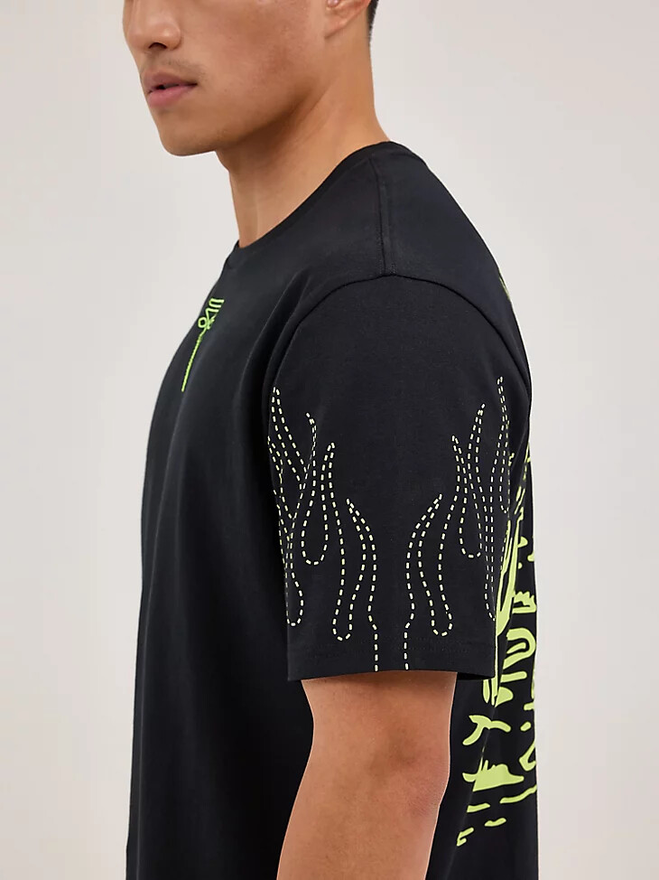camiseta negra the bronc de wrangler x happy socks