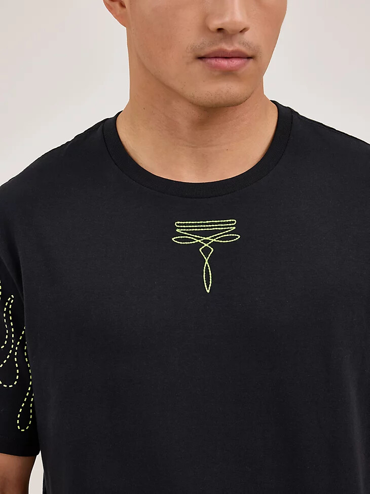 camiseta negra the bronc de wrangler x happy socks
