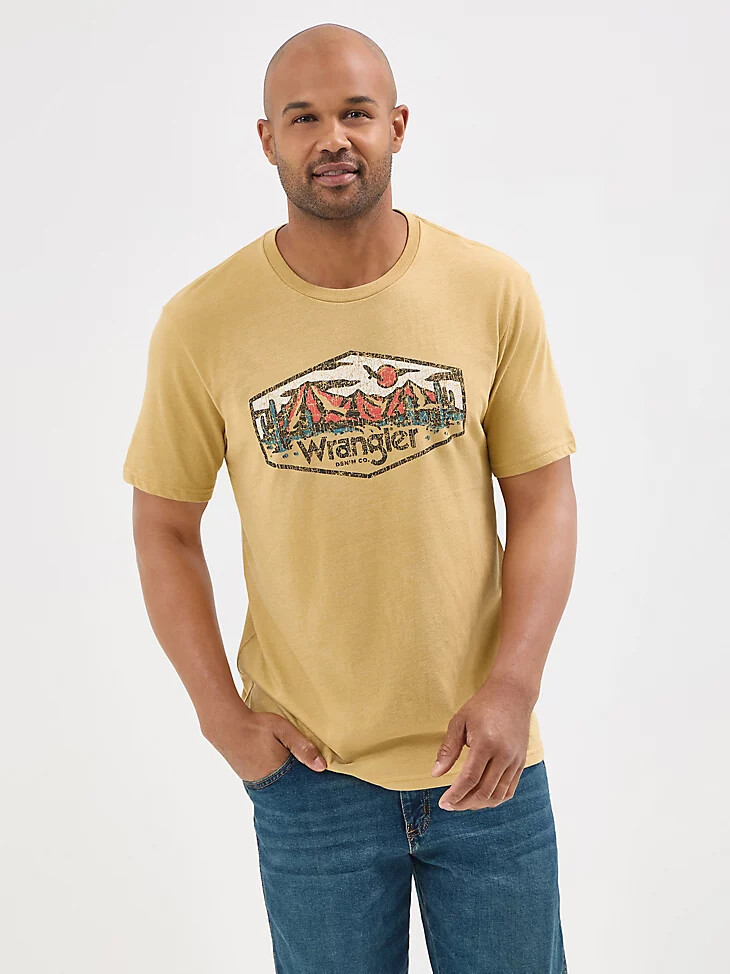 camiseta gráfica con escena desértica para hombre antílope