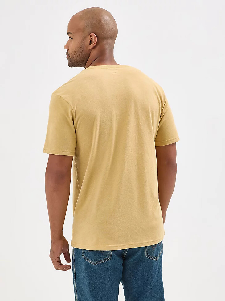 camiseta gráfica con escena desértica para hombre antílope