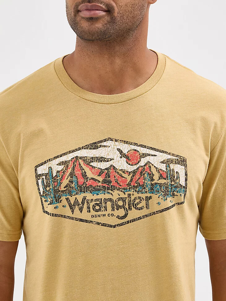 camiseta gráfica con escena desértica para hombre antílope