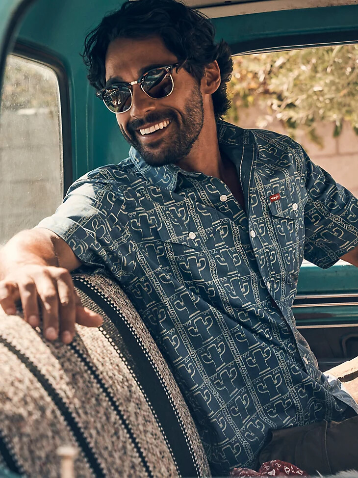 camisa de campamento estampada para hombre moonlight cactus