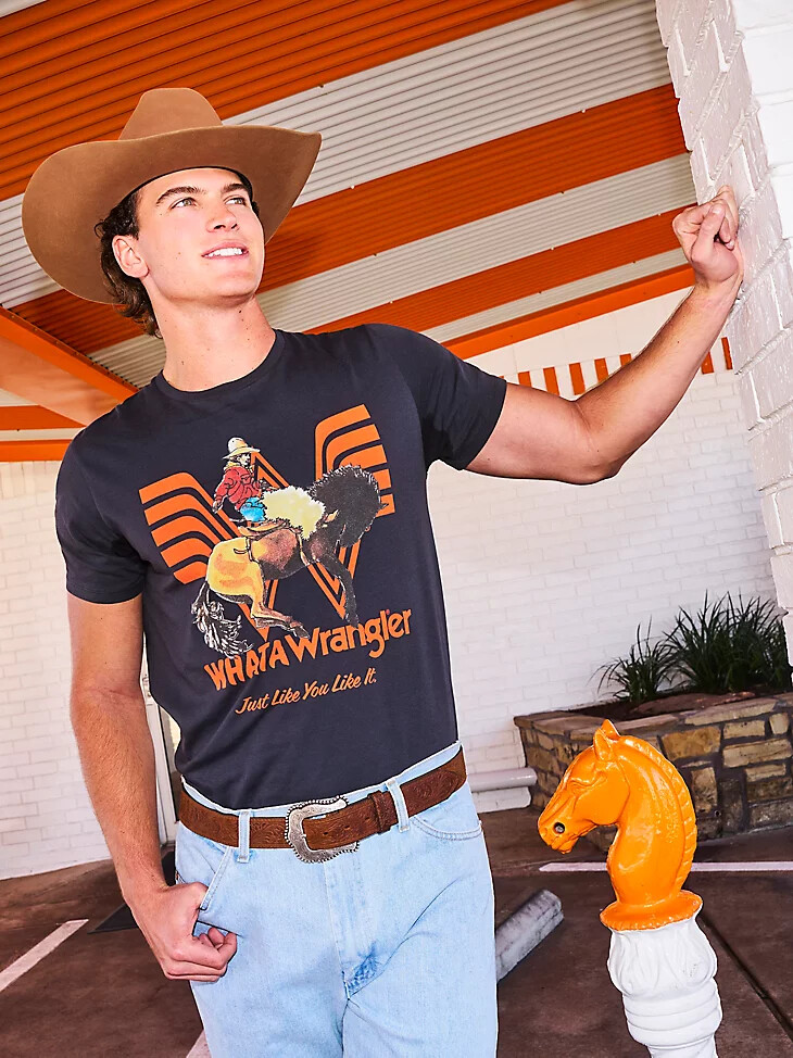 camiseta wrangler x whataburger para hombre long live burgers en negro descolorido