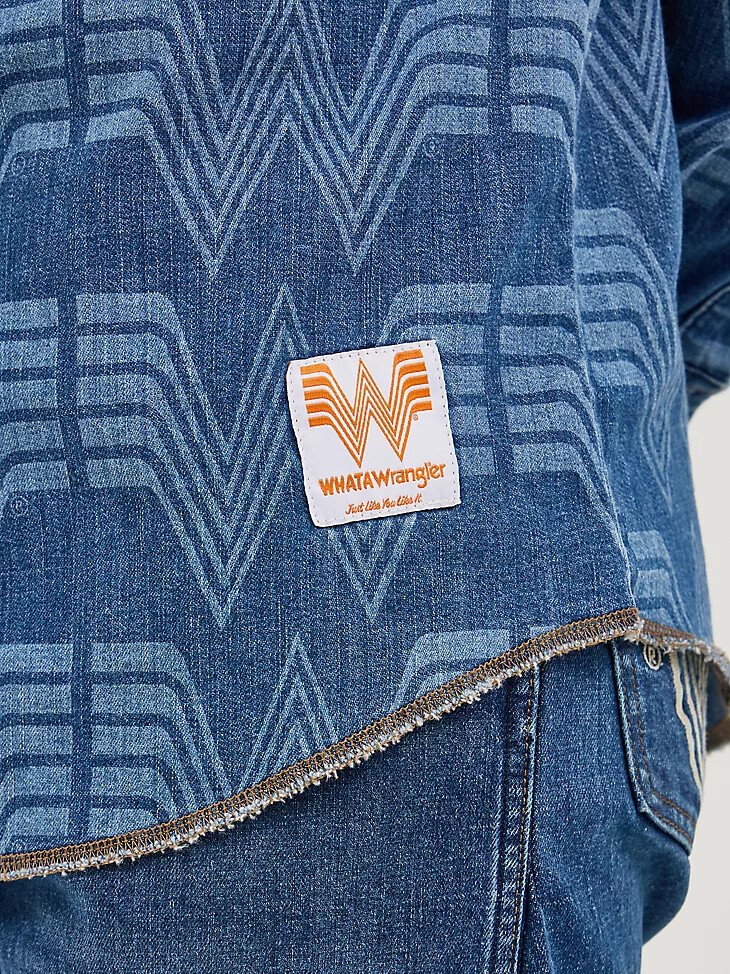 camisa con estampado occidental wrangler x whataburger con lavado vaquero