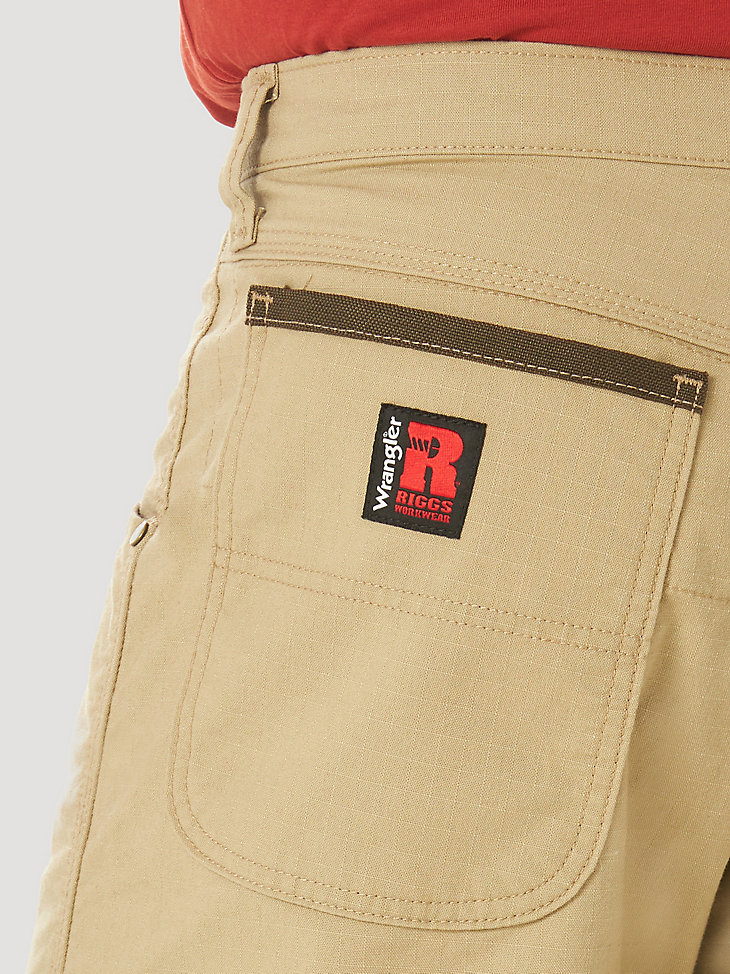 pantalón corto de trabajo wrangler riggs workwear de corte regular color caqui dorado