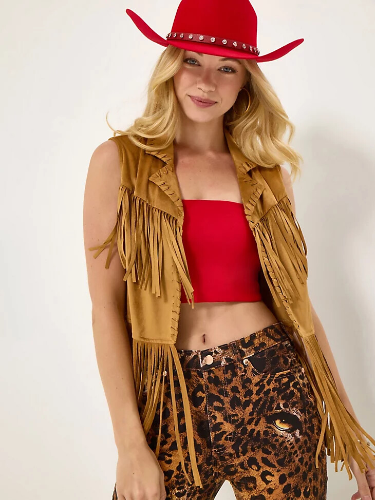 chaleco con flecos para festivales wrangler x lainey wilson color marrón hueso