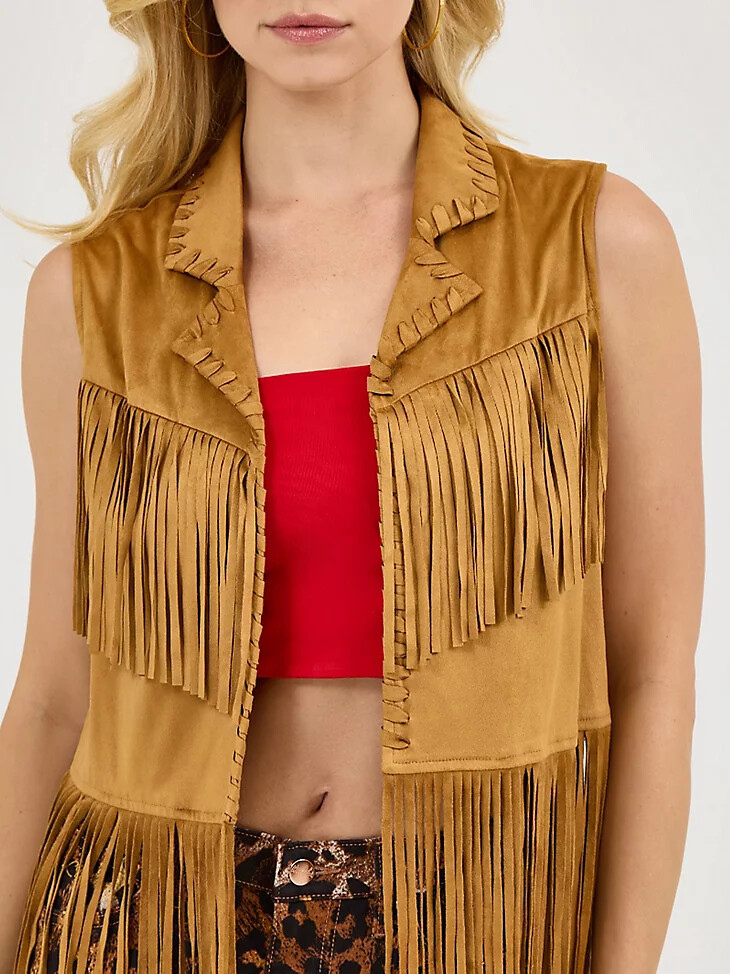 chaleco con flecos para festivales wrangler x lainey wilson color marrón hueso
