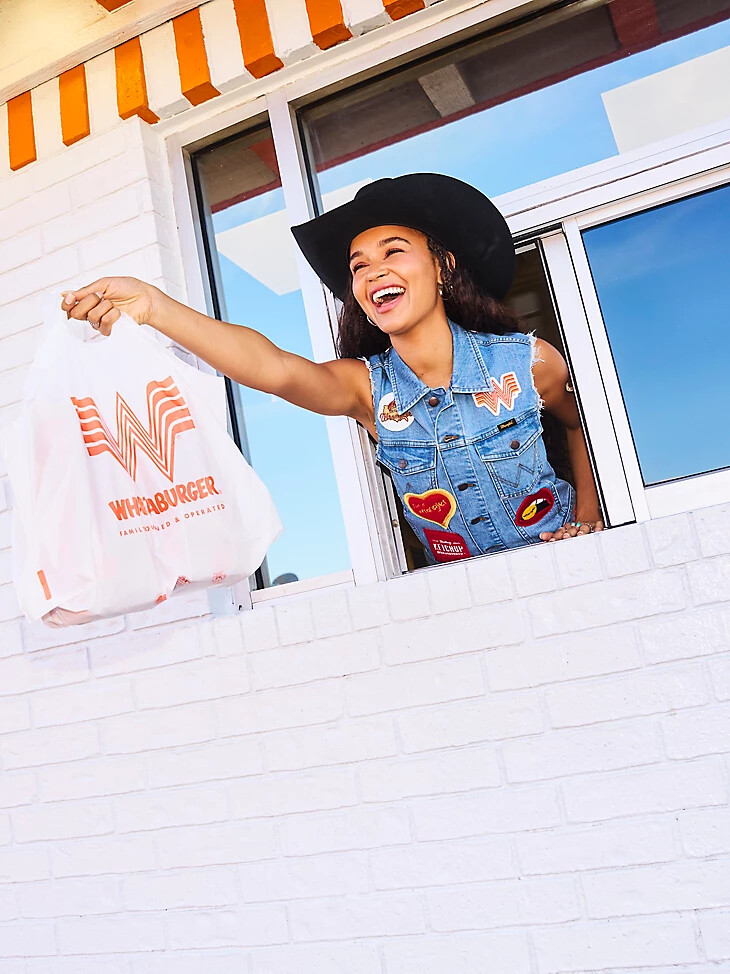 chaleco cortado para mujer wrangler x whataburger lavado al sol