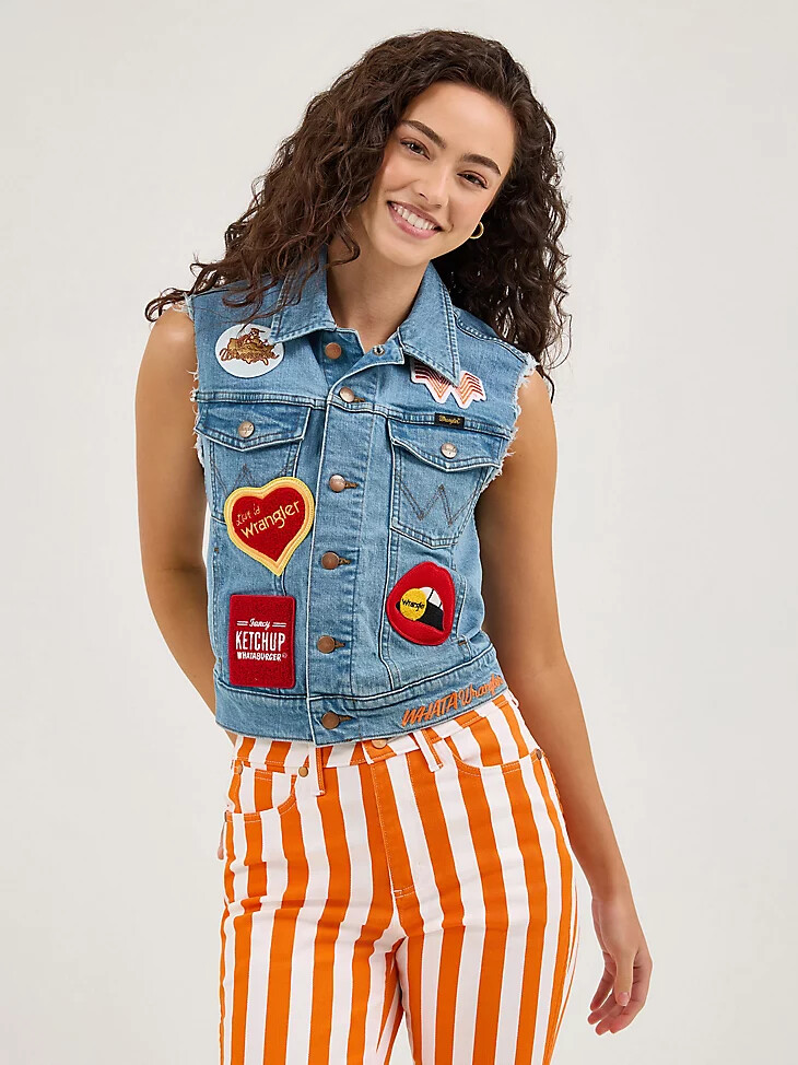 chaleco cortado para mujer wrangler x whataburger lavado al sol