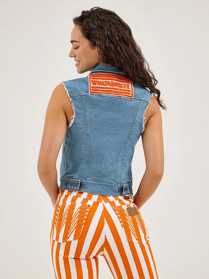 chaleco cortado para mujer wrangler x whataburger lavado al sol