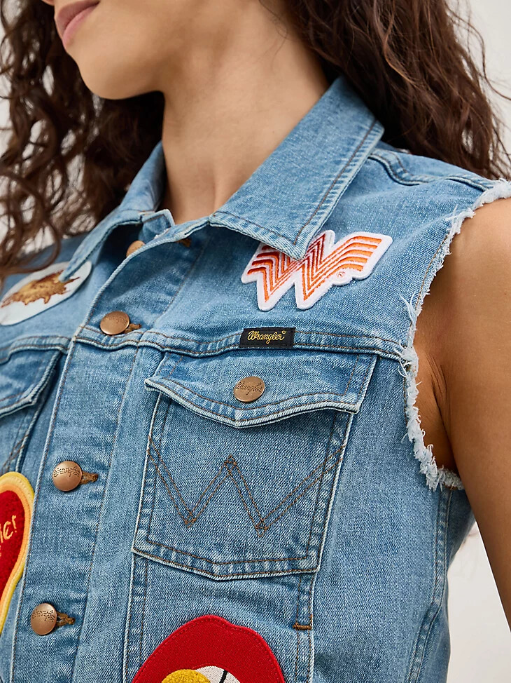 chaleco cortado para mujer wrangler x whataburger lavado al sol