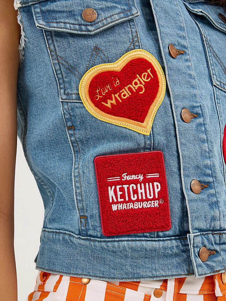 chaleco cortado para mujer wrangler x whataburger lavado al sol