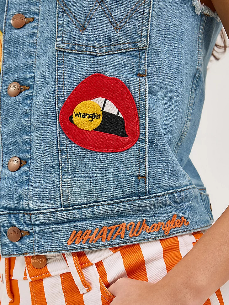 chaleco cortado para mujer wrangler x whataburger lavado al sol