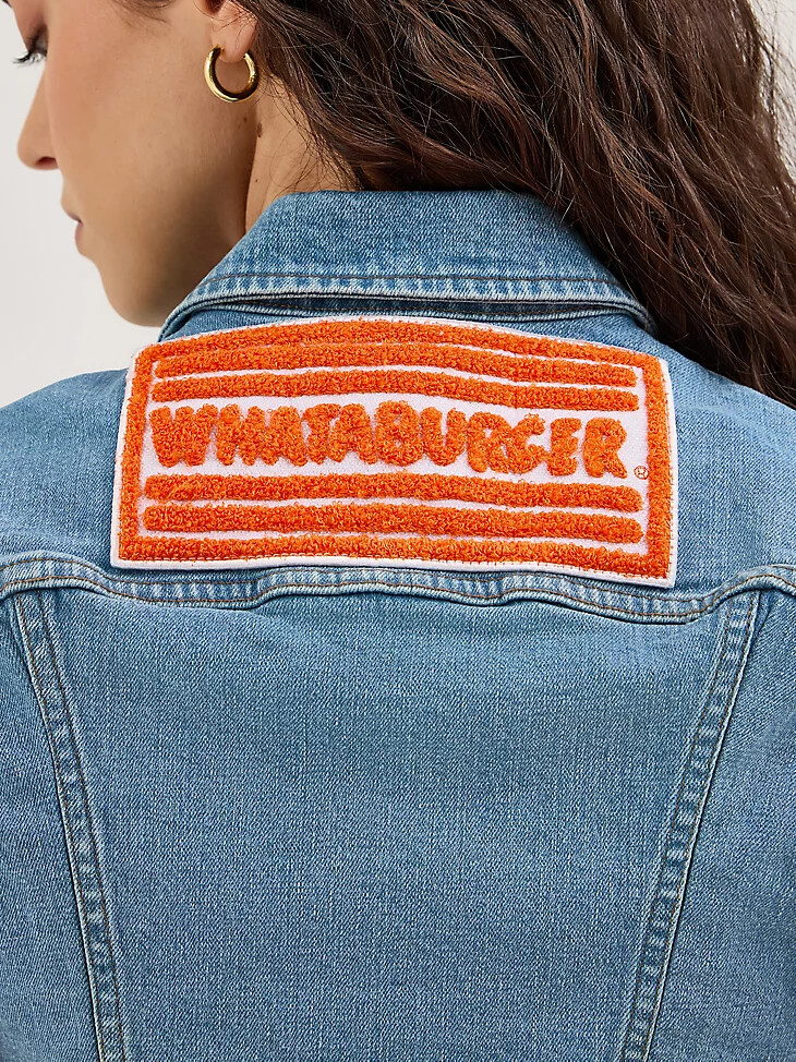 chaleco cortado para mujer wrangler x whataburger lavado al sol