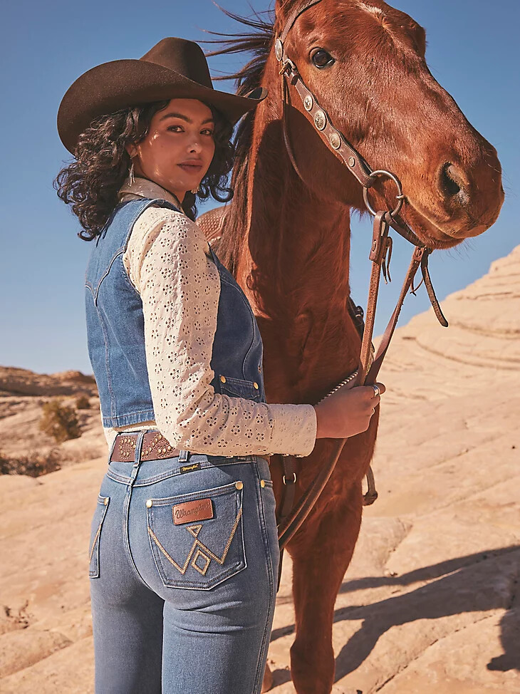 wrangler x yellow rose by kendra scott jeans de corte bota con lavado medio