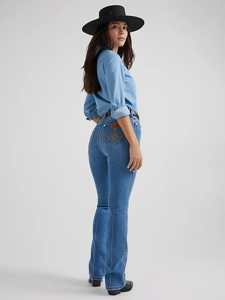 wrangler x yellow rose by kendra scott jeans de corte bota con lavado medio
