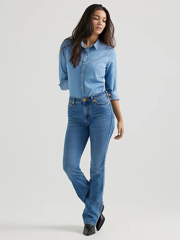 wrangler x yellow rose by kendra scott jeans de corte bota con lavado medio