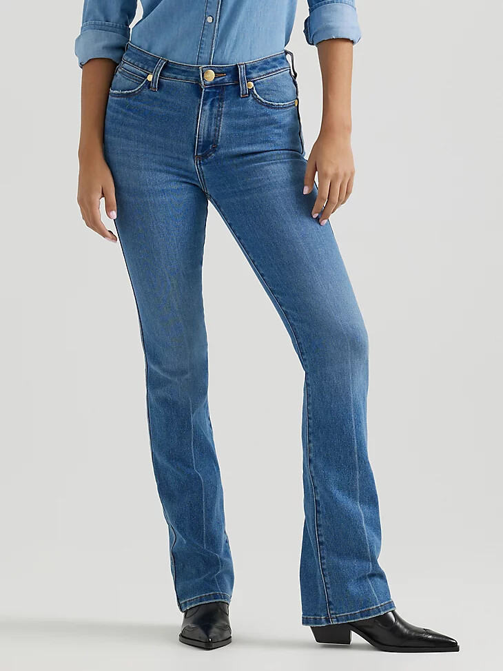 wrangler x yellow rose by kendra scott jeans de corte bota con lavado medio