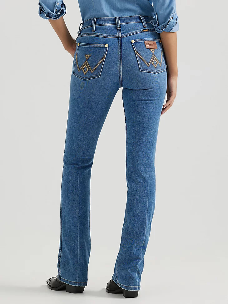 wrangler x yellow rose by kendra scott jeans de corte bota con lavado medio