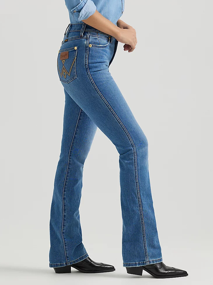 wrangler x yellow rose by kendra scott jeans de corte bota con lavado medio
