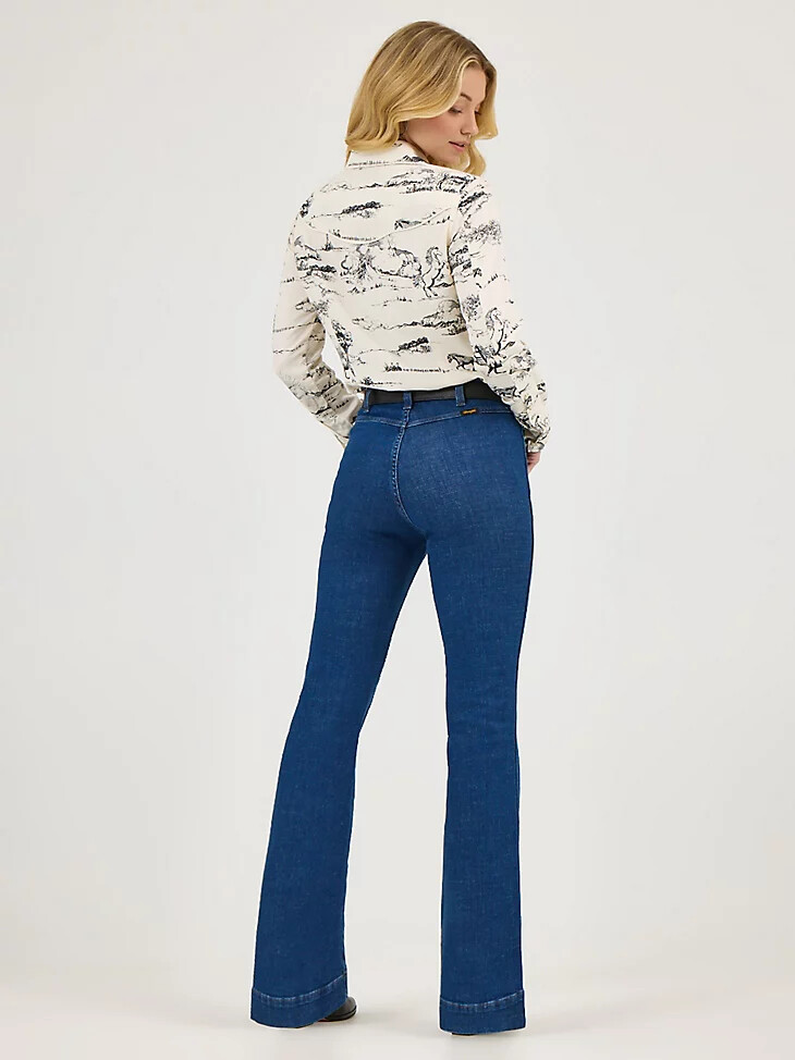 vaqueros acampanados con espalda descubierta wrangler x lainey wilson con lavado moonlight