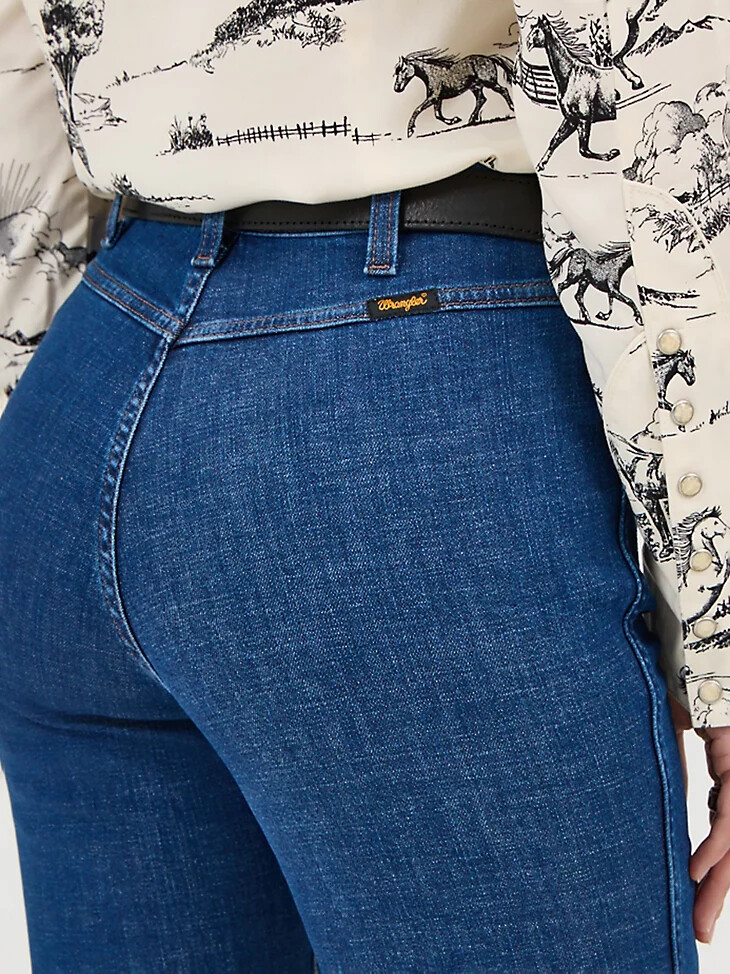 vaqueros acampanados con espalda descubierta wrangler x lainey wilson con lavado moonlight