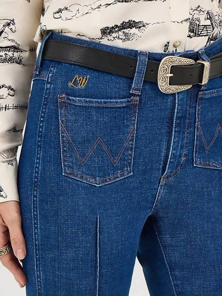 vaqueros acampanados con espalda descubierta wrangler x lainey wilson con lavado moonlight