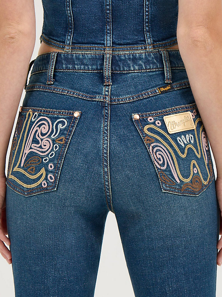 pantalones de campana bordados con lavado bohemio de wrangler x lainey wilson