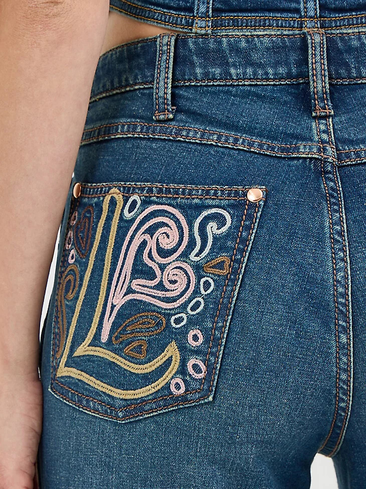 pantalones de campana bordados con lavado bohemio de wrangler x lainey wilson