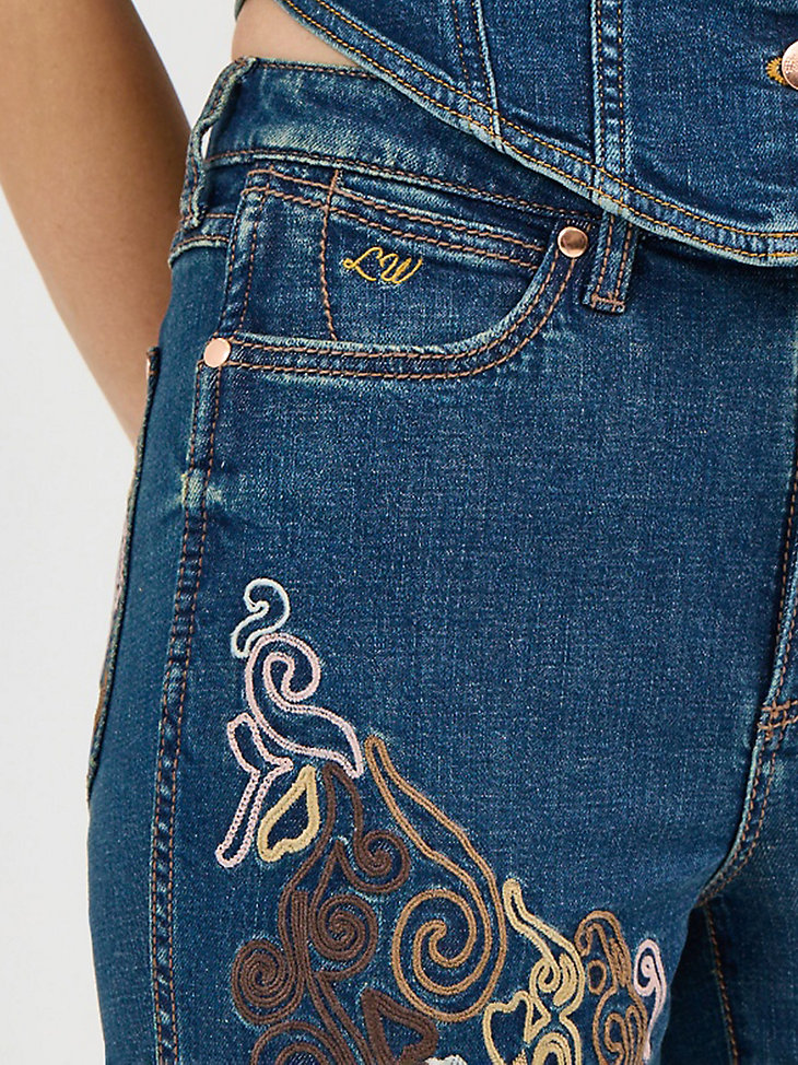 pantalones de campana bordados con lavado bohemio de wrangler x lainey wilson