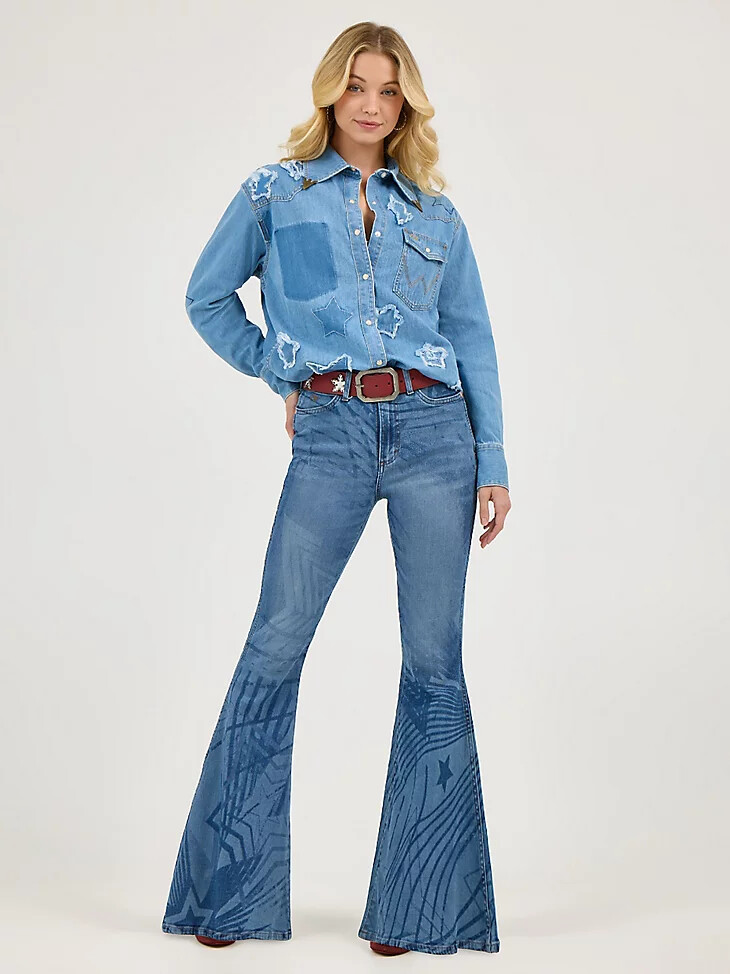 pantalones de campana rockstar de wrangler x lainey wilson con lavado medio