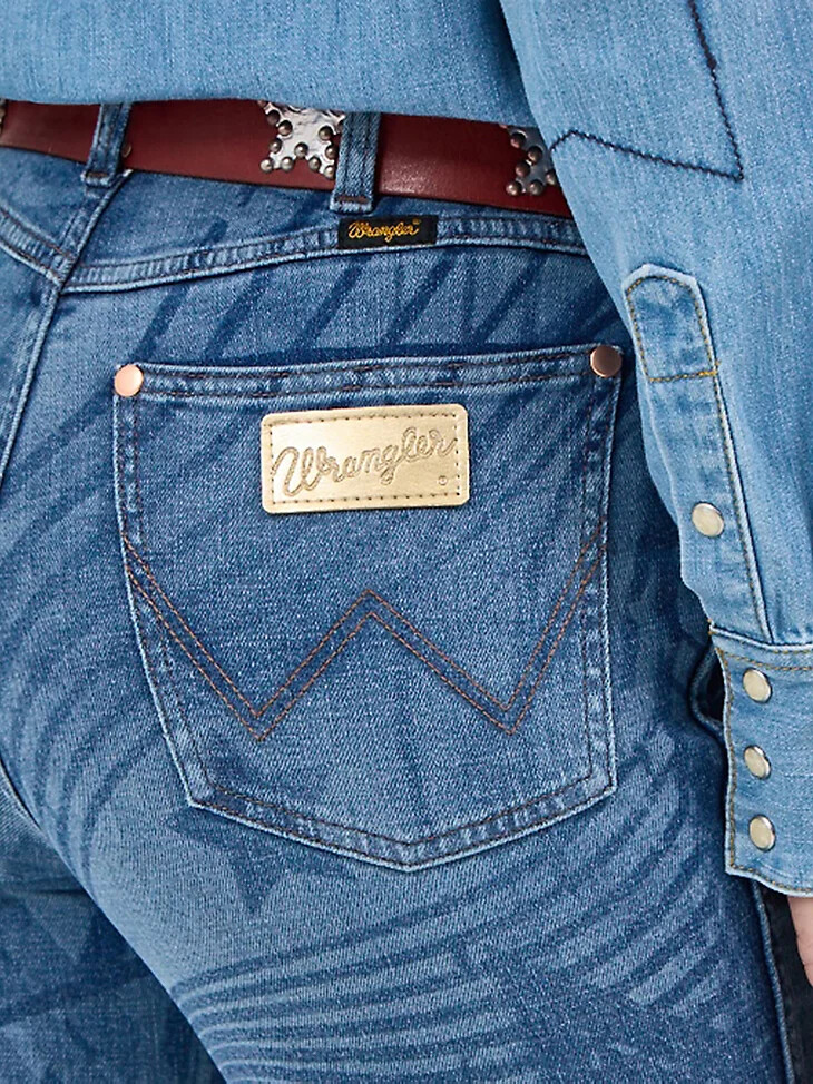 pantalones de campana rockstar de wrangler x lainey wilson con lavado medio