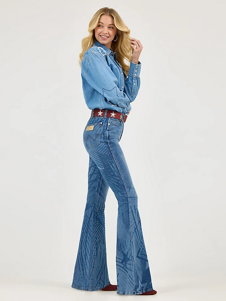 pantalones de campana rockstar de wrangler x lainey wilson con lavado medio