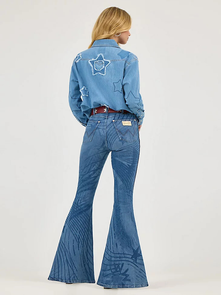 pantalones de campana rockstar de wrangler x lainey wilson con lavado medio