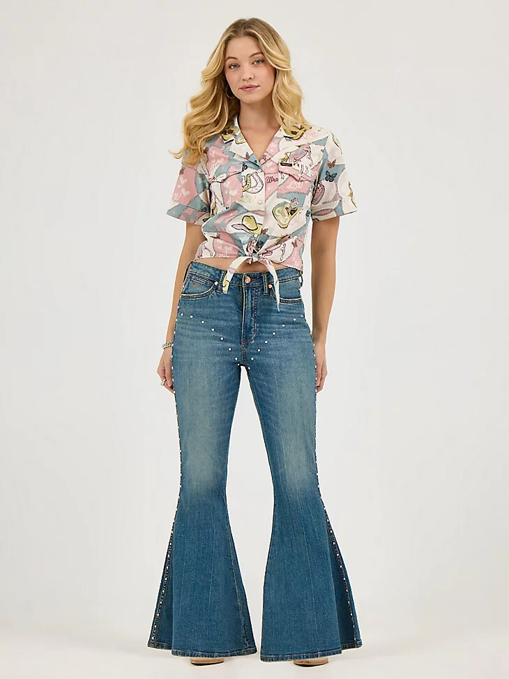 pantalones de campana con pedrería wrangler x lainey wilson con lavado rockero