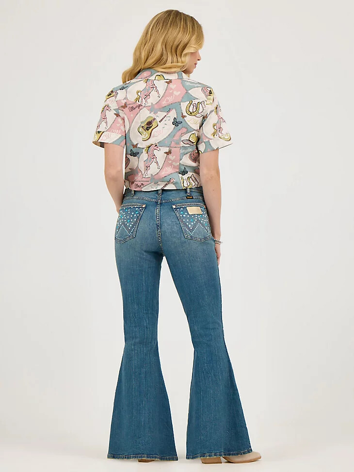 pantalones de campana con pedrería wrangler x lainey wilson con lavado rockero