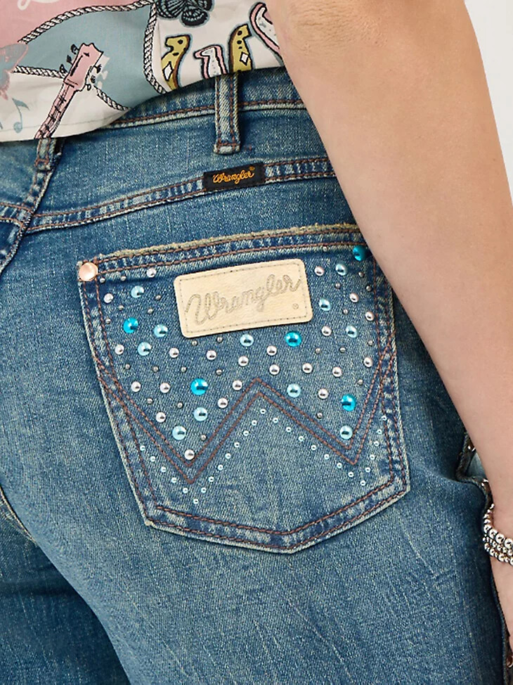 pantalones de campana con pedrería wrangler x lainey wilson con lavado rockero