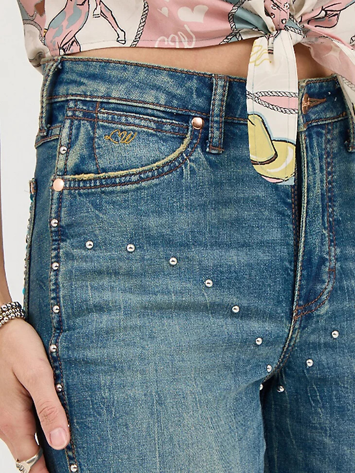 pantalones de campana con pedrería wrangler x lainey wilson con lavado rockero