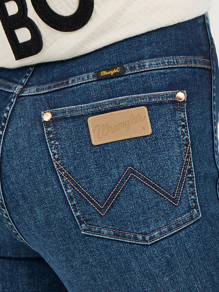 pantalones acampanados wrangler x lainey wilson con lavado denim oscuro