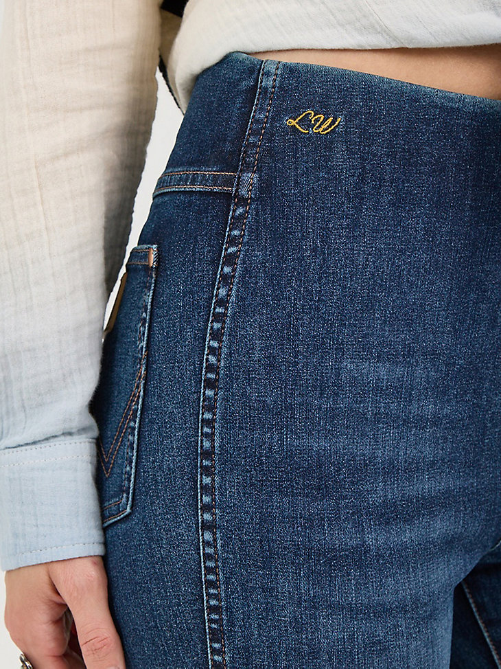 pantalones acampanados wrangler x lainey wilson con lavado denim oscuro