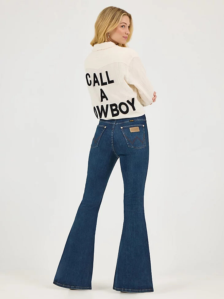 pantalones acampanados wrangler x lainey wilson con lavado denim oscuro