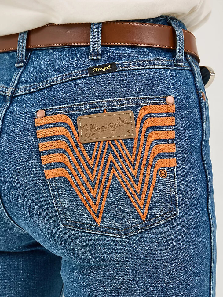 vaqueros acampanados bailey de wrangler x whataburger con lavado vaquera